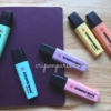 紫のノートと蛍光ペン