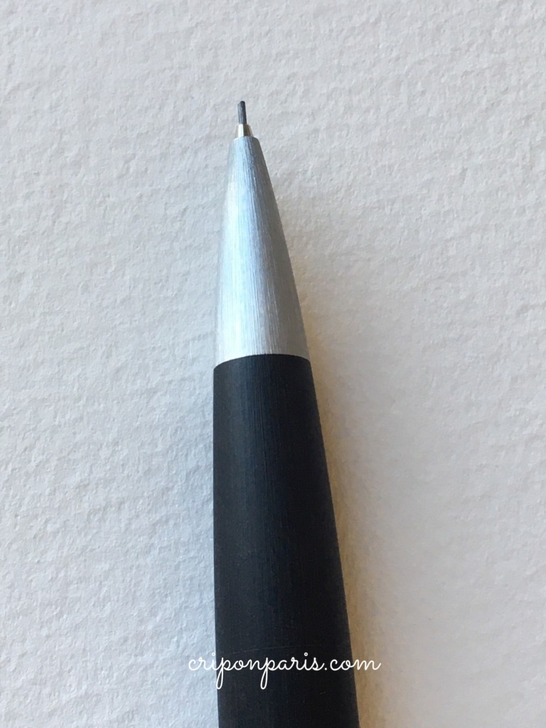 ペン先の金属はヘアライン加工されている