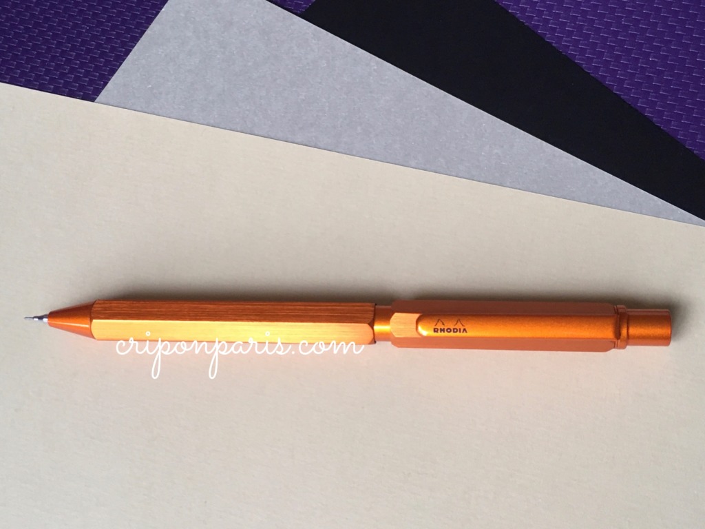 ロディアスクリプトマルチペンのオレンジ色軸の全体写真