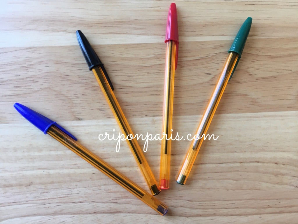 4色のボールペンを扇状に並べた様子